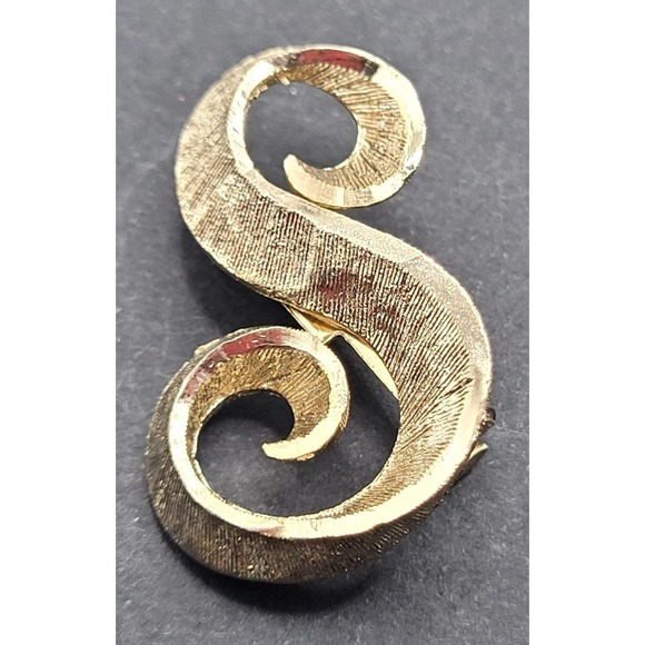 Mamselle Jewelry - Vintage Mamselle Brooch Womens Gold Tone Swirl Design Jewelry